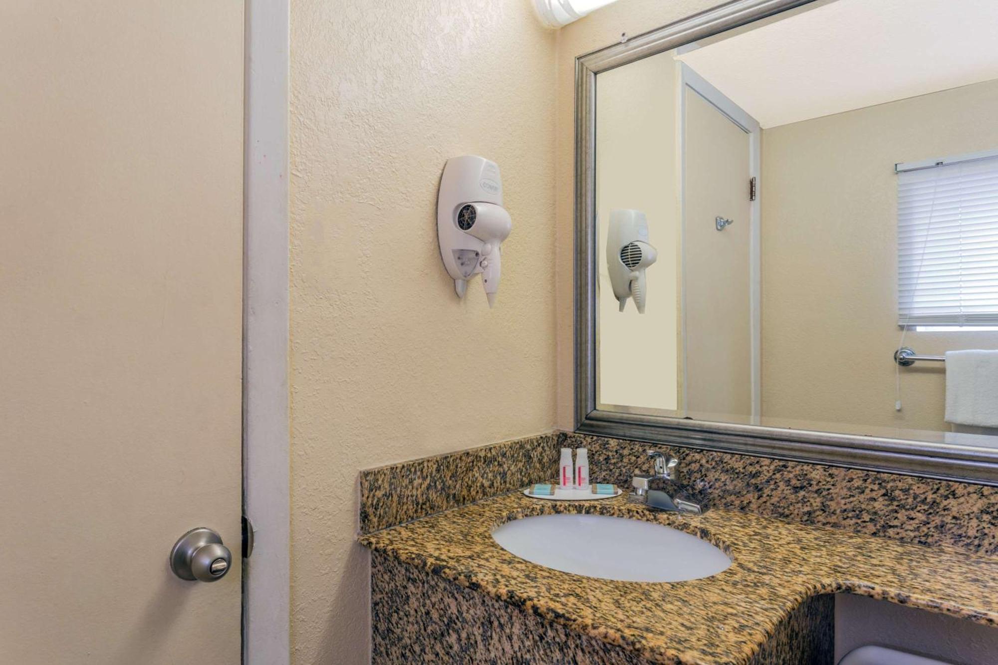 Deluxe Double Studio with Two Double Beds - Non-Smoking