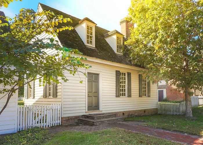 Colonial Houses, An Official Colonial Williamsburg Hotel